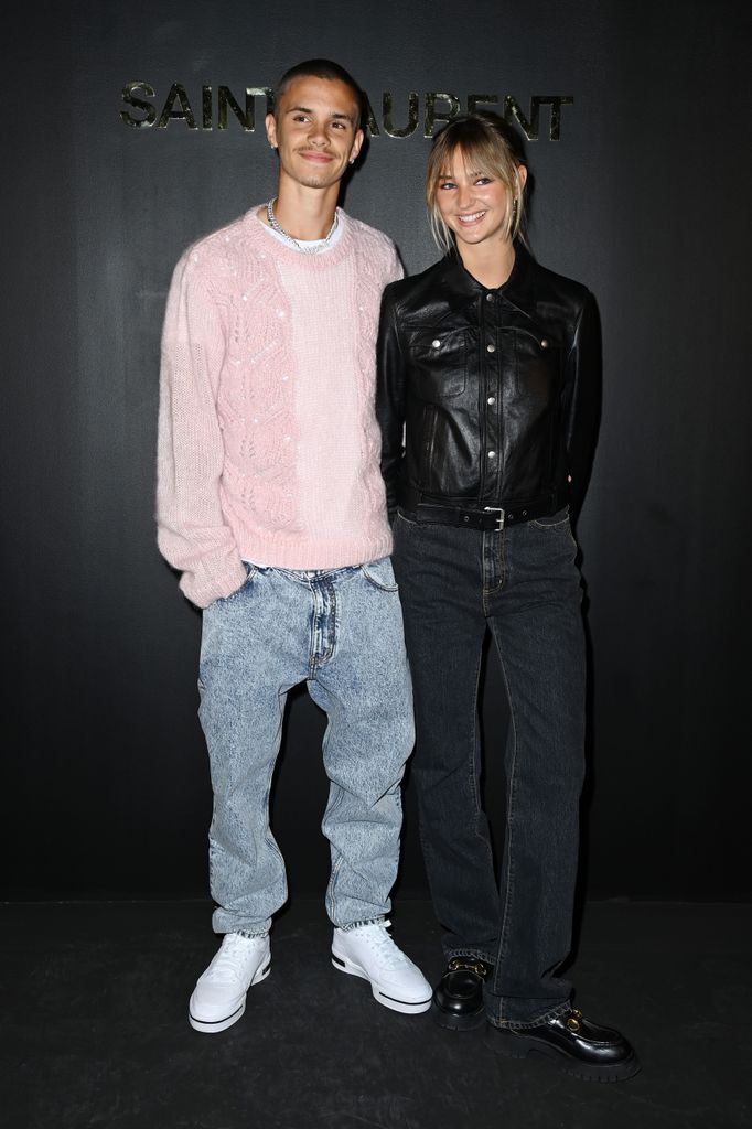 NLY - For Non-Editorial use please seek approval from Fashion House) Romeo Beckham y Mia Regan en el desfile de Saint Laurent Womenswear Fall/Winter 2022/2023