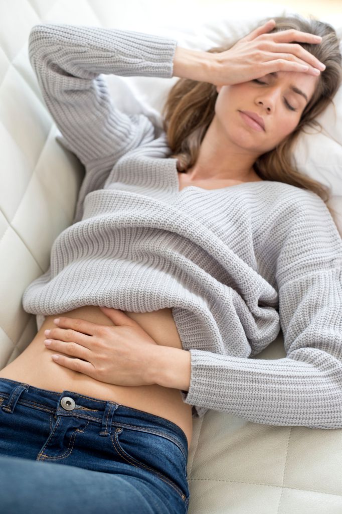 mujer tocar cabeza barriga