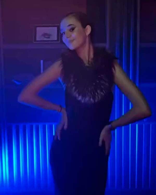 Victoria de Marichalar con vestido negro y cuello de plumas