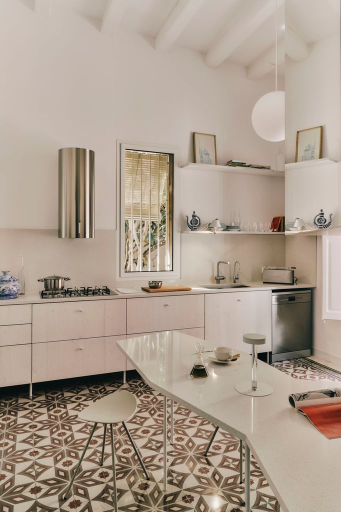 Cocina blanca con suelo hidráulico