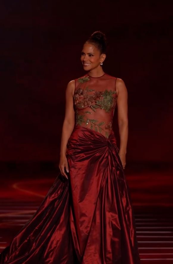 Plano medio de Halle Berry con vestido de Elie Saab granate con transparencias y bordados