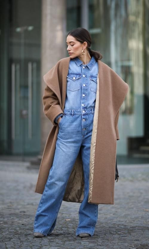 combinaci n de abrigo camel con overall de denim en el street style