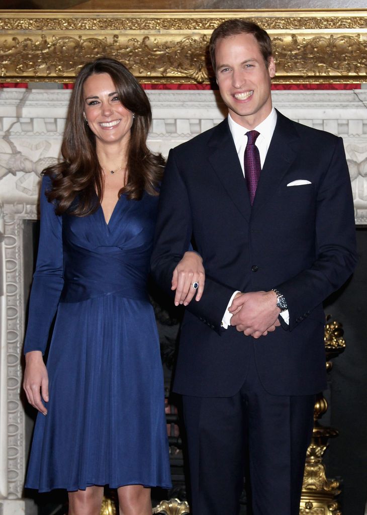 Kate Middleton y el príncipe Guillermo el día de su compromiso, 2010.
