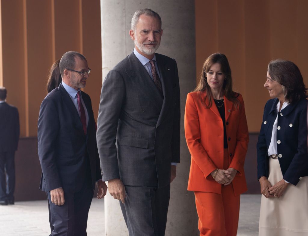 Don Felipe ha aparecido sin gafas de sol y con buen aspecto tras su operación de cataratas