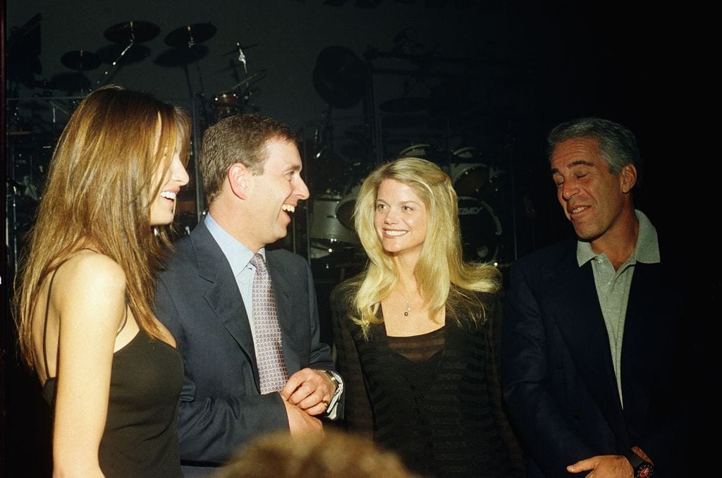Melania Trump, príncipe Andrés, Gwendolyn Beck y Jeffrey Epstein en una fiesta en  Mar-a-Lago club, Palm Beach, Florida, en el año 2000