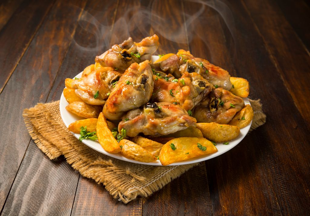 Una de las guarniciones clásicas del pollo al ajillo son las patatas fritas.