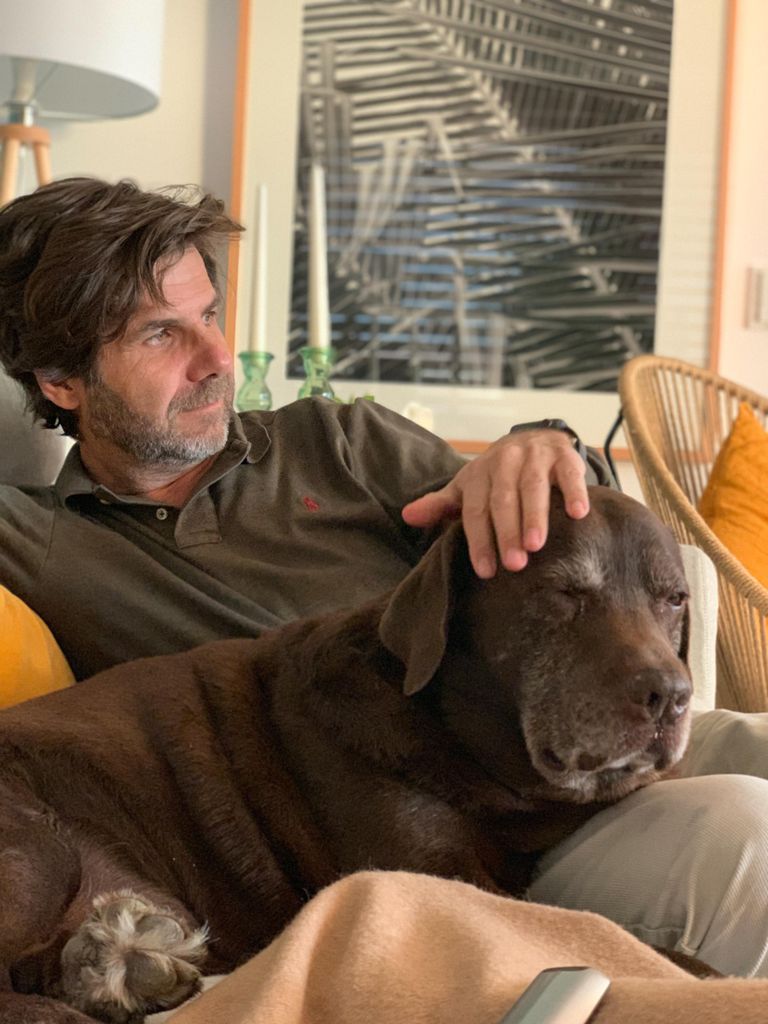 Luis Carvajal Hoyos con su perro Api