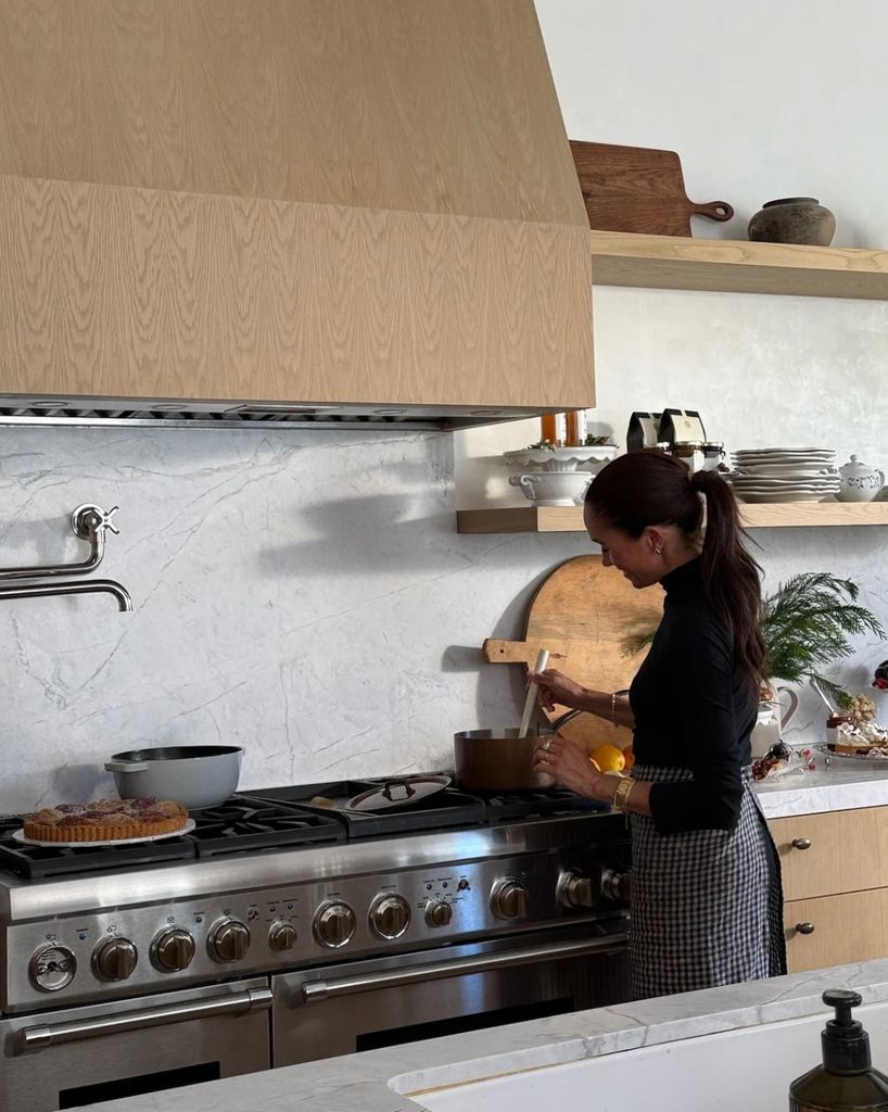 Meghan apareció en una cocina, que algunos sospechan es de su nueva casa en el Reino Unido.