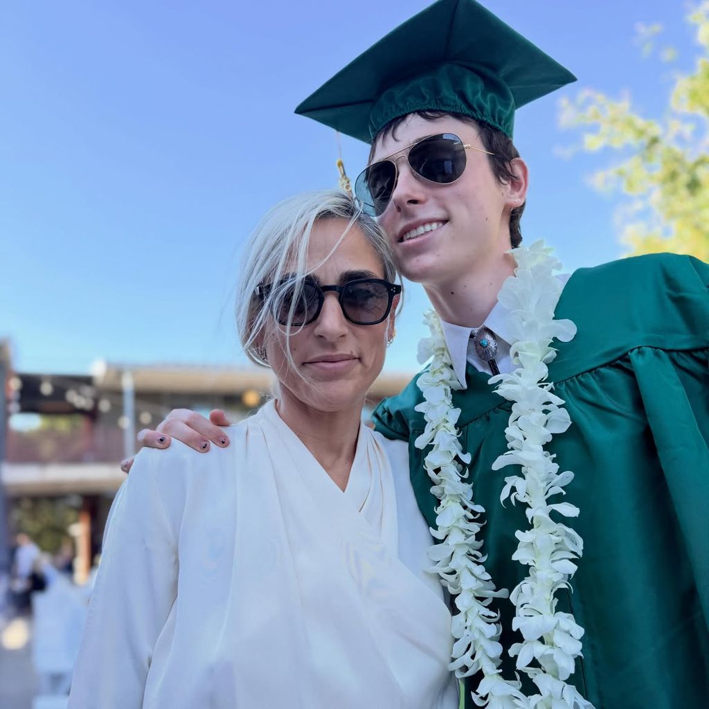 Summer Joy Phoenix, exmujer de Casey Affleck, con su hijo Atticus el día de su graduación