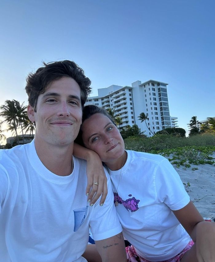 Nacho y Bea juntos en la playa