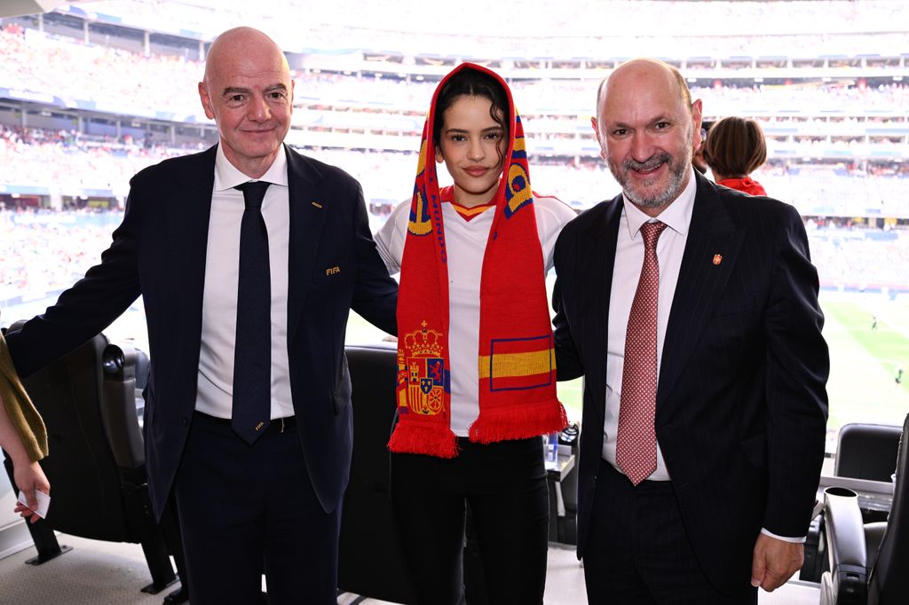 Rosalía posó junto a Gianni Infantino, presidente de la FIFA y Rafael Louzán , presidente de la Real Federación Española de Futbol.