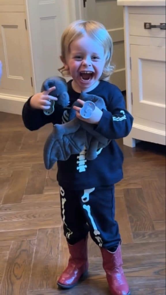 La familia Osbourne estaba muy contenta de ver cómo el pequeño imita a su abuelo, fallecido en julio pasado