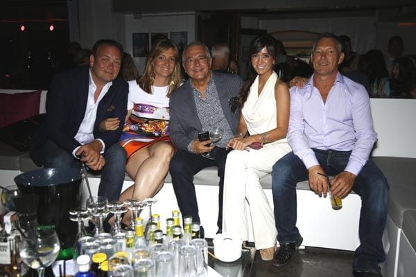 En la imagen, de izquierda a derecha, Enrico Barbieri con su mujer Allegra Gucci, Juan Suárez, Marta González y Jelle Oomes, propietario del club Blue Marlin

