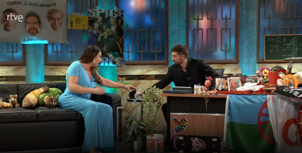 Karla Sofía Gascón y David Broncano en La Revuelta