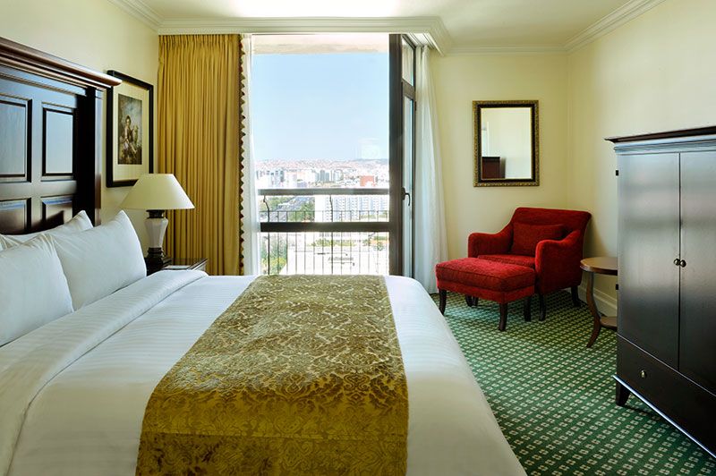 marriot-lisboa_guestroom-presidential-bed
