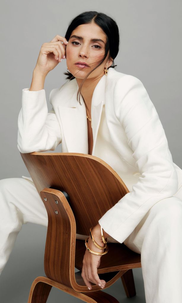 María García de Jaime y Tomás Páramo FASHION 136La sastrería se viste de blanco para sortear las últimas semanas de frío con mucho estilo y elegancia. María posa con traje, de Pedro del Hierro; sandalias, de By Far, y joyas,
