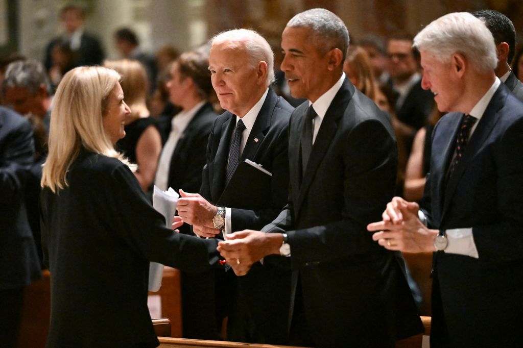 Kerry Kennedy consolada por los expresidentes Joe Biden, Barack Obama y Bill Clinton durante el funeral de su madre, Ethel Kennedy, una figura central de la autodenominada "era Camelot" en la política estadounidense