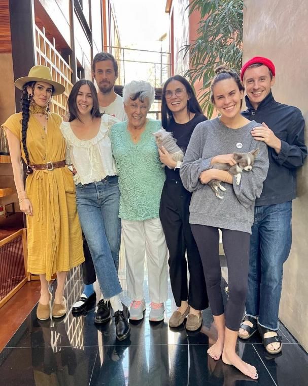 Demi Moore con sus hijas y su exsuegra, Marlene Willis, en una imagen que compartía la propia actriz