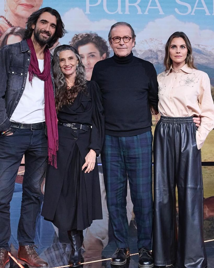 Amaia Salamanca y su camisa bordada