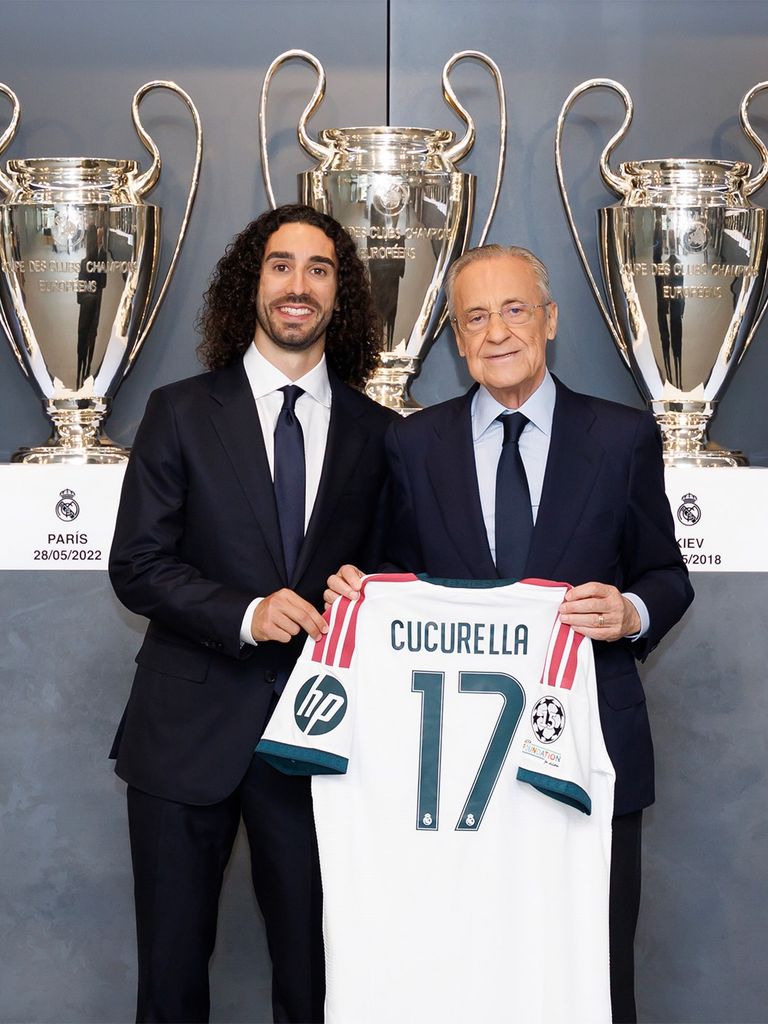 El jugador catalán posa con el presidente Florentino Pérez