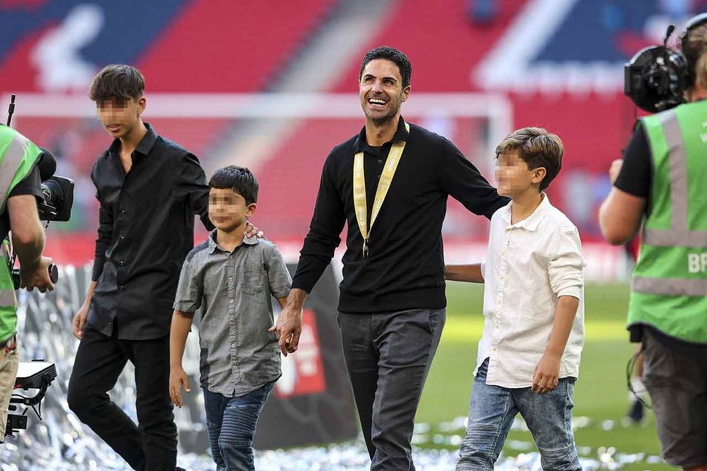 Mikel Arteta con sus tres hijos en el campo de fútbol, donde asisten siempre que pueden para arroparle