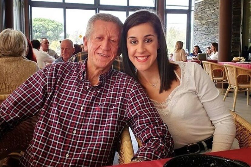 Carolina Marín y su padre posando en un restaurante