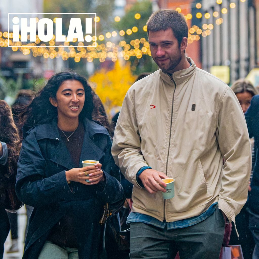 Juan Urdangarin, paseando junto a su pareja, Sophia Khan