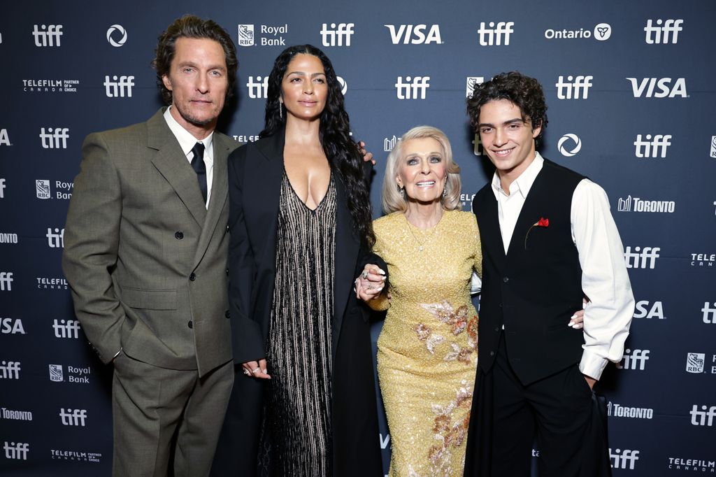 Matthew McConaughey, Camila Alves, Kay McConaughey y Levi McConaughey 