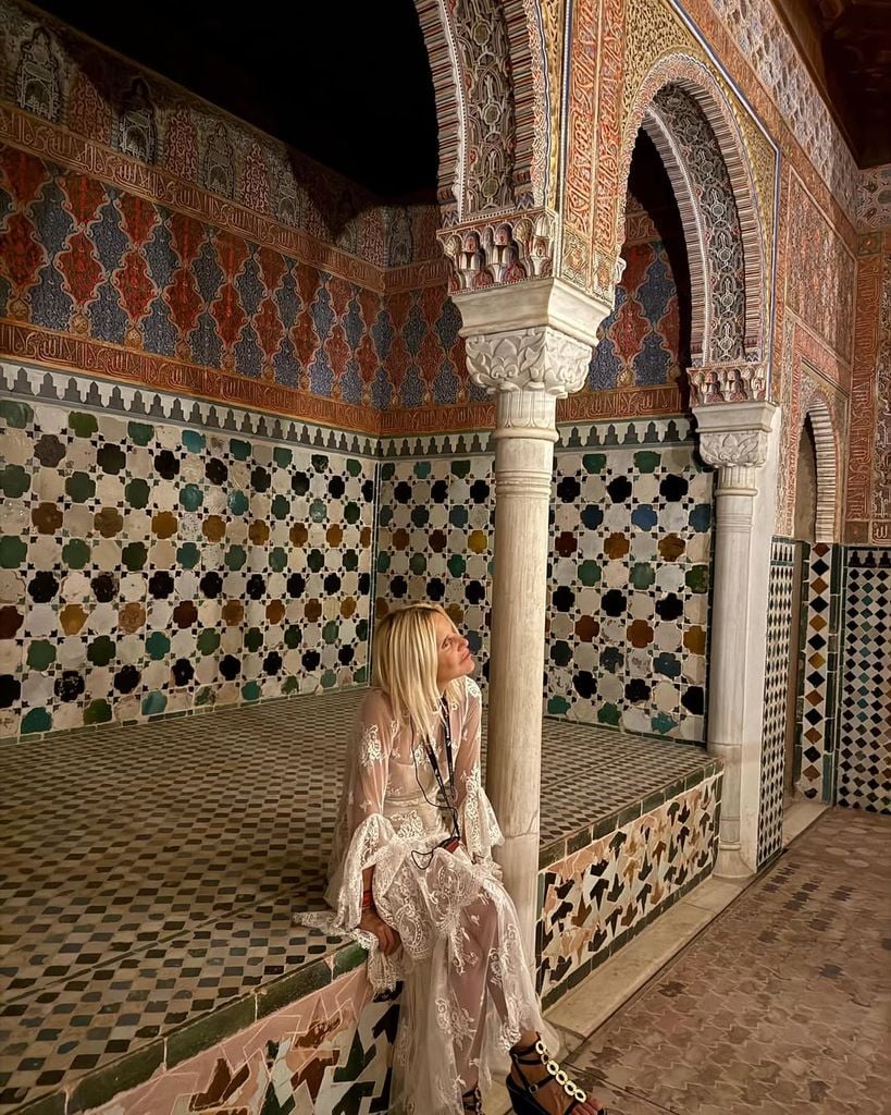 Eugenia Martínez de Irujo en la Alhambra de Granada con su marido