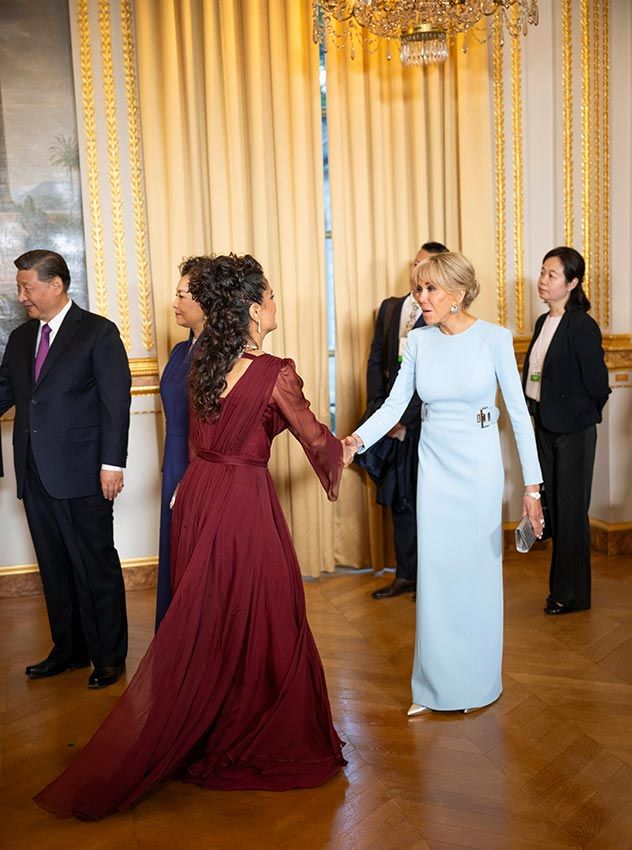 El saludo de Salma Hayek a Brigitte Macron