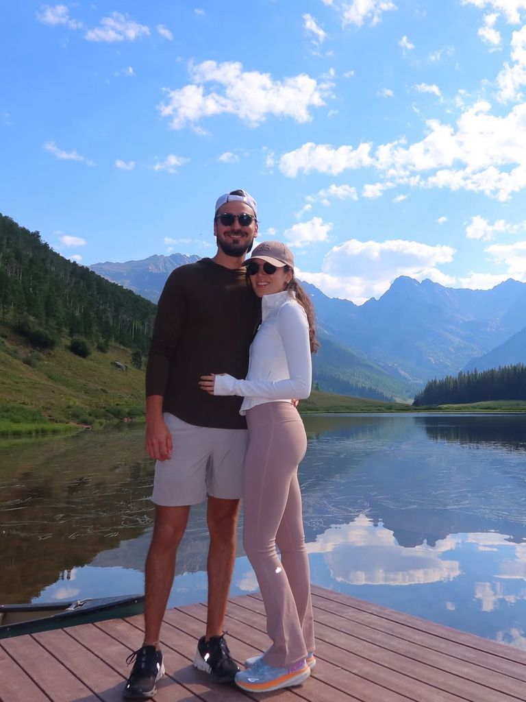 América Fernández junto a su novio.