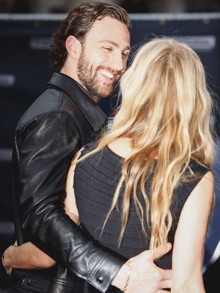 Aaron Taylor-Johnson apoya a su mujer en el estreno de la película de Amy Winehouse
