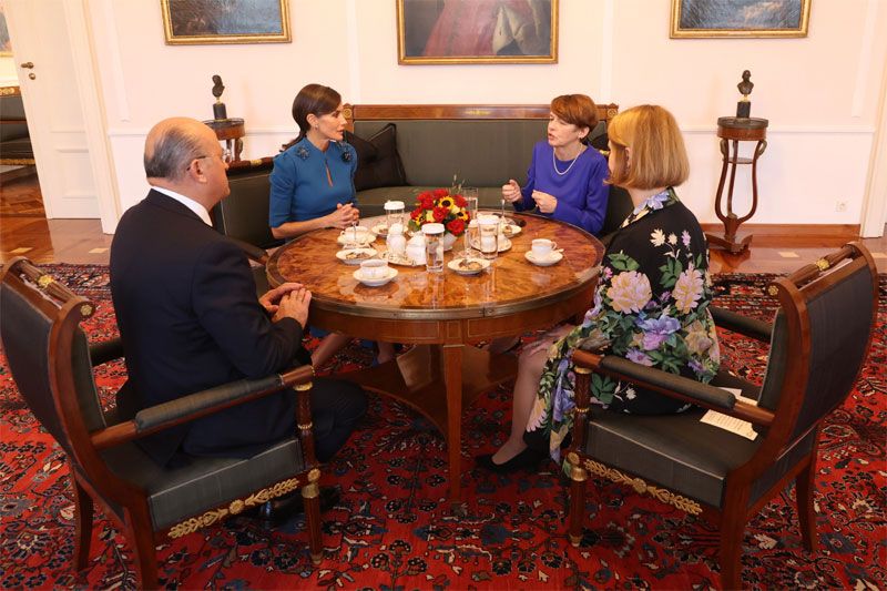 La Reina, reunida con la primera dama de Alemania