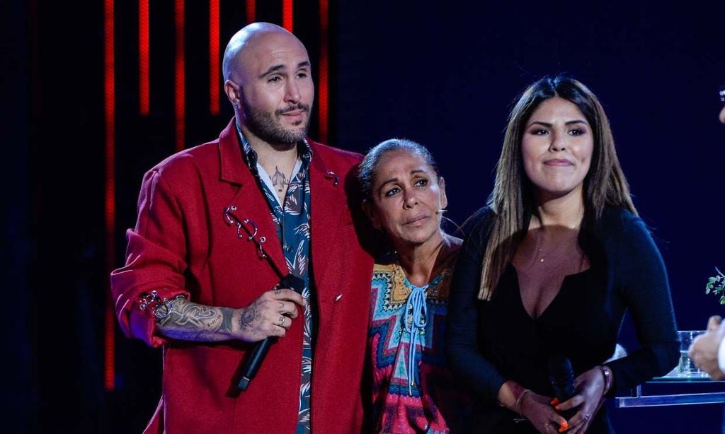 Kiko Rivera con su madre y su hermana en el plató de 'Supervivientes'