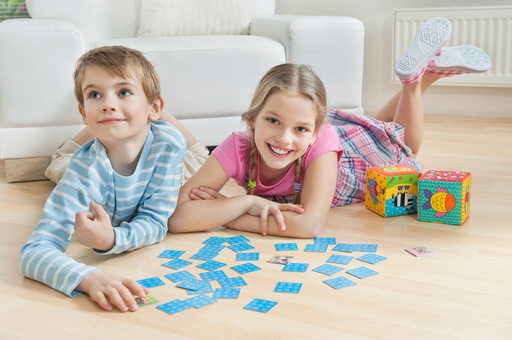 Niños juegan en casa