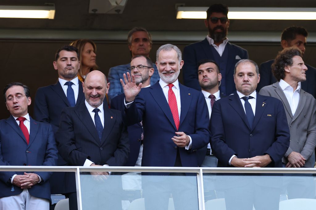 El rey Felipe de España saludó a la afición en el Estadio Guadalajara