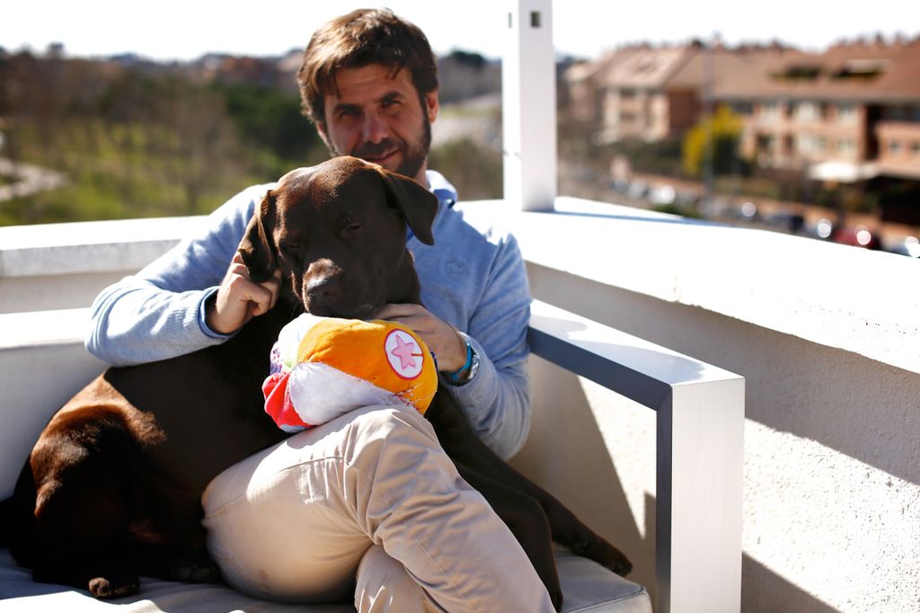 Luis Carvajal Hoyos con su perro Api