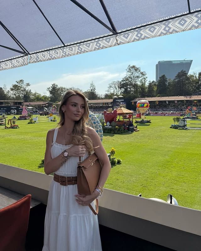 Irina Baeva asistió a un evento ecuestre de la mano de Giovanni Medina