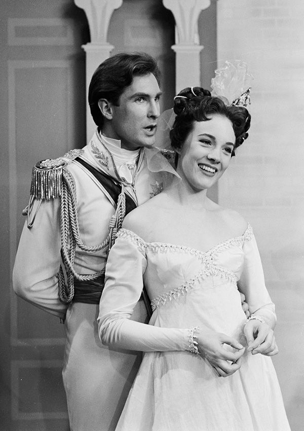 Julie Andrews y Jon Cypher en la serie musical 'La Cenincienta' (1957)