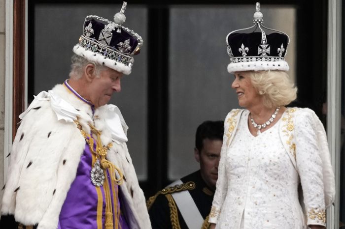 Carlos III se asoma por primera vez, como monarca del Reino Unido, al balcón del Palacio de Buckingham