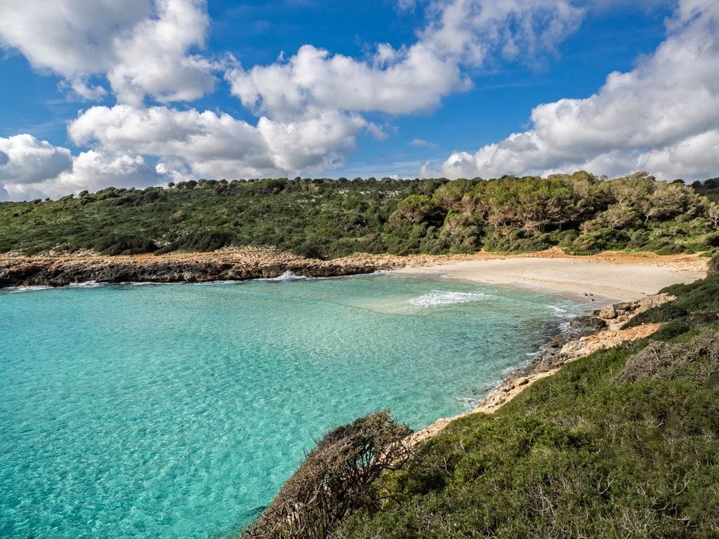 Cala Varques cerca de Manacor, en Mallorca, en las islas Baleares.