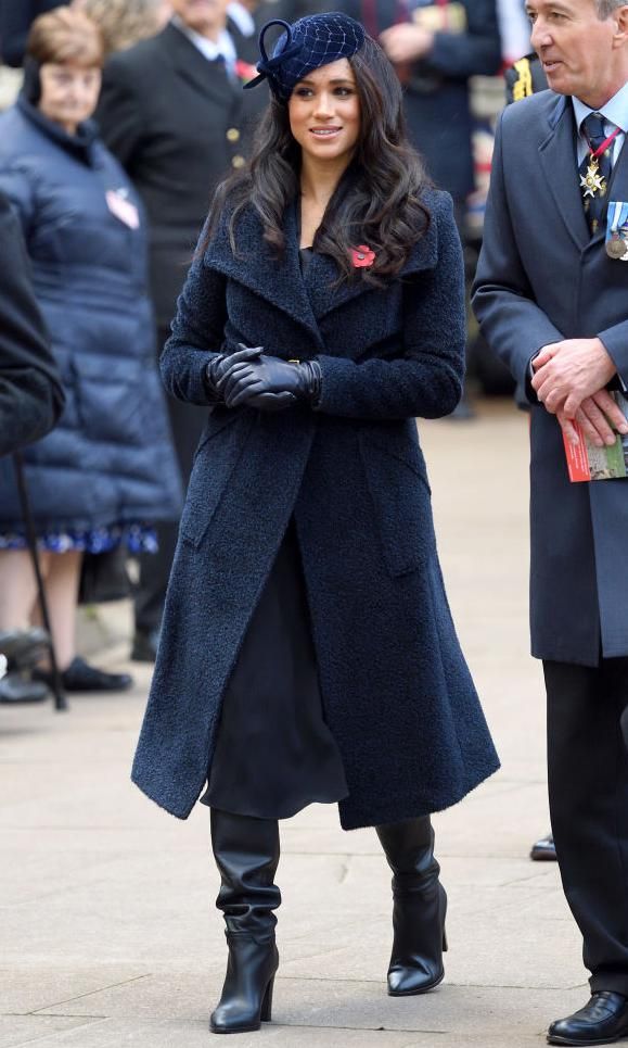 meghan markle con abrigo azul y botas altas de cuero