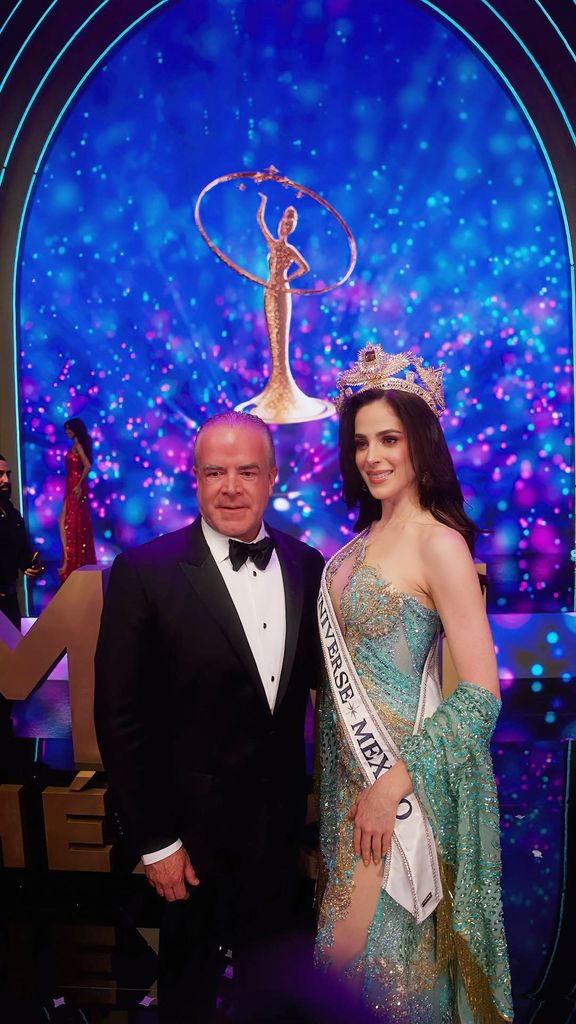 Raúl Rocha junto a Fátima Bosch, Miss Universe México
