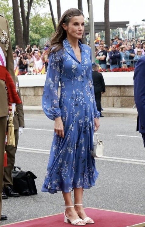 La reina Letizia con vestido azul en el Día de las Fuerzas Armadas 2026 en Vigo.