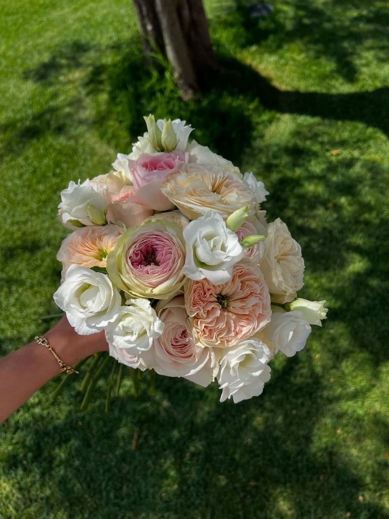 Ramo de novia de verano en septiembre con rosas David Austin