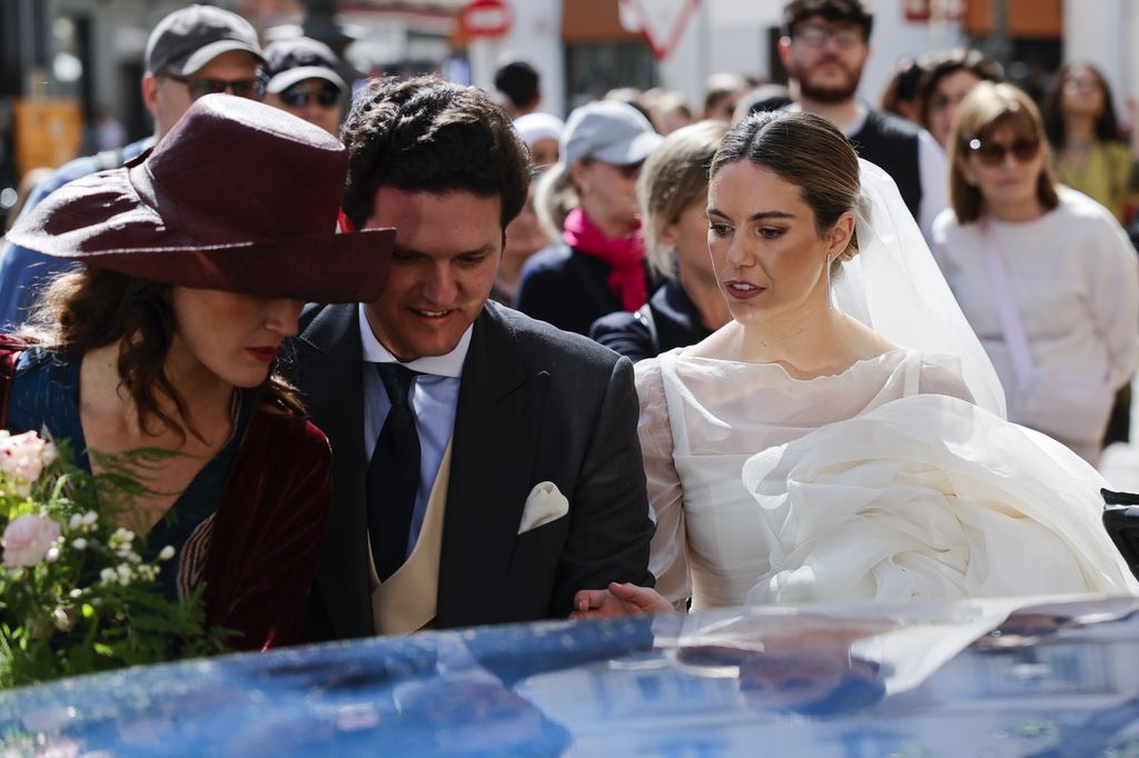 A la salida de la iglesia, los novios montan en el coche que les llevará directos al lugar del convite