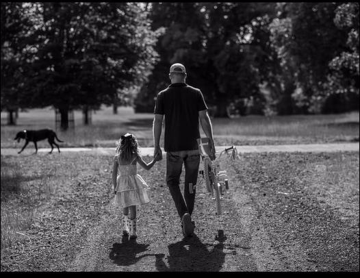 Lilibet paseando con su padre y con su perro 