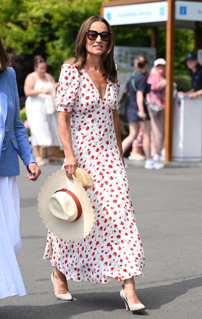Pippa Middleton regresa a Wimbledon 2026 con un vestido blanco de flores.