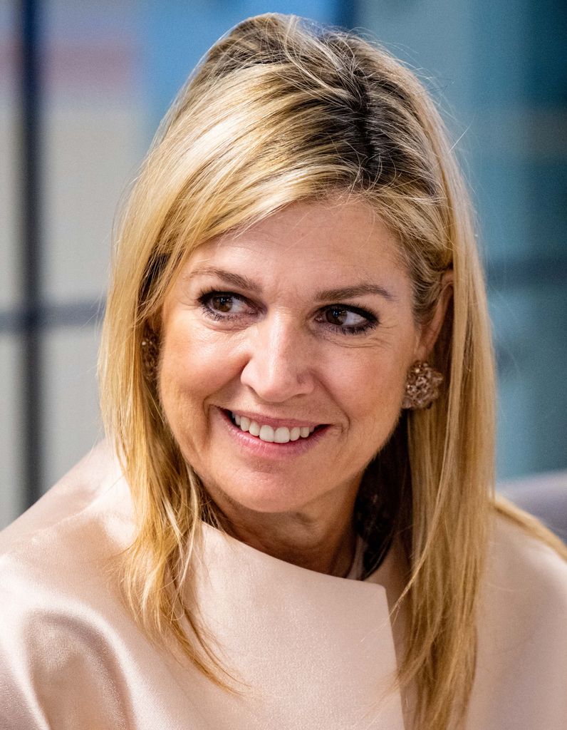 La reina Máxima de Holanda en Londres con junto rosa de Natan y joyas espectaculares, 2026.