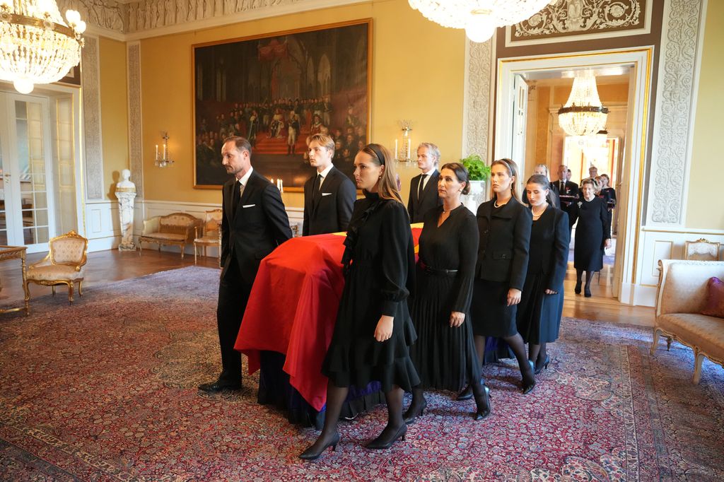 El féretro de Harald V de Noruega es trasladado a la Capilla Real